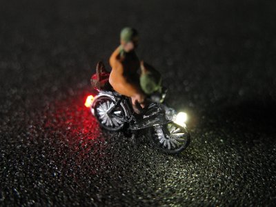 Modell Figur alte Frau auf Fahrrad mit LED Beleuchtung Spur N
