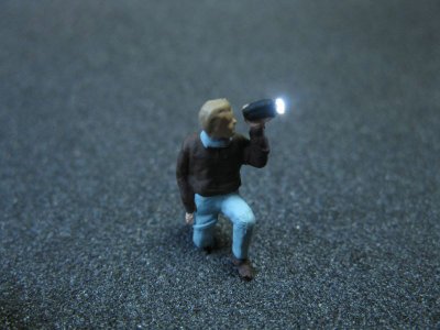 Modell Figur Mann mit Taschenlampe LED Beleuchtung Spur H0