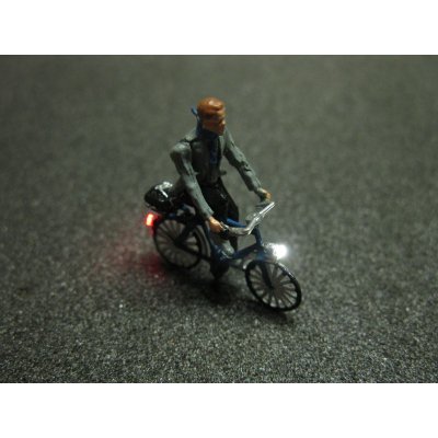 Modell Figur Fahrradfahrer mit Schal und LED Beleuchtung Spur H0