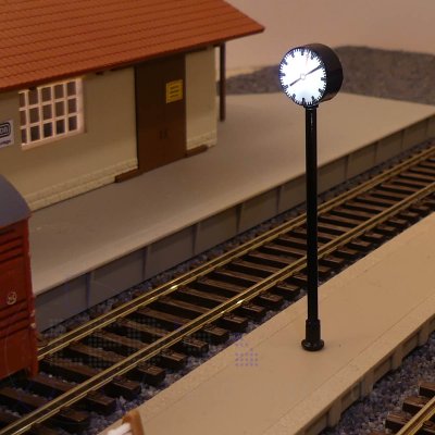 Bahnhofsuhr Bahnsteiguhr beleuchtet LED modern kaltwei