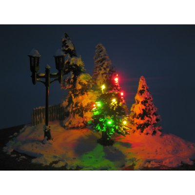 Beleuchteter Weihnachtsbaum mit Schnee und Lichterkette rot gelb grn Spur N