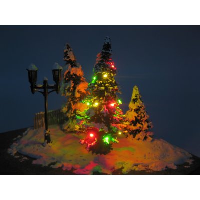 Beleuchteter Weihnachtsbaum mit Schnee und Lichterkette rot gelb grn Spur H0